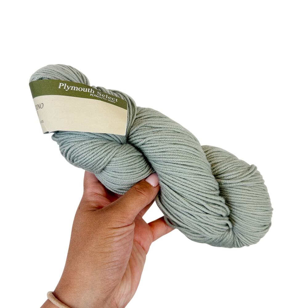 New Plymouth Yarn Worsted Merino Wool Superwash Skein Color 17 Celantro Green